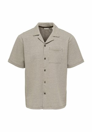 Chemise à manches courtes rayée beige et blanche avec col ouvert et poche poitrine, style décontracté.
