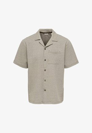 Bézs és fehér csíkos rövid ujjú, gombos ing nyitott gallérral és mellzsebbel, laza stílusban.