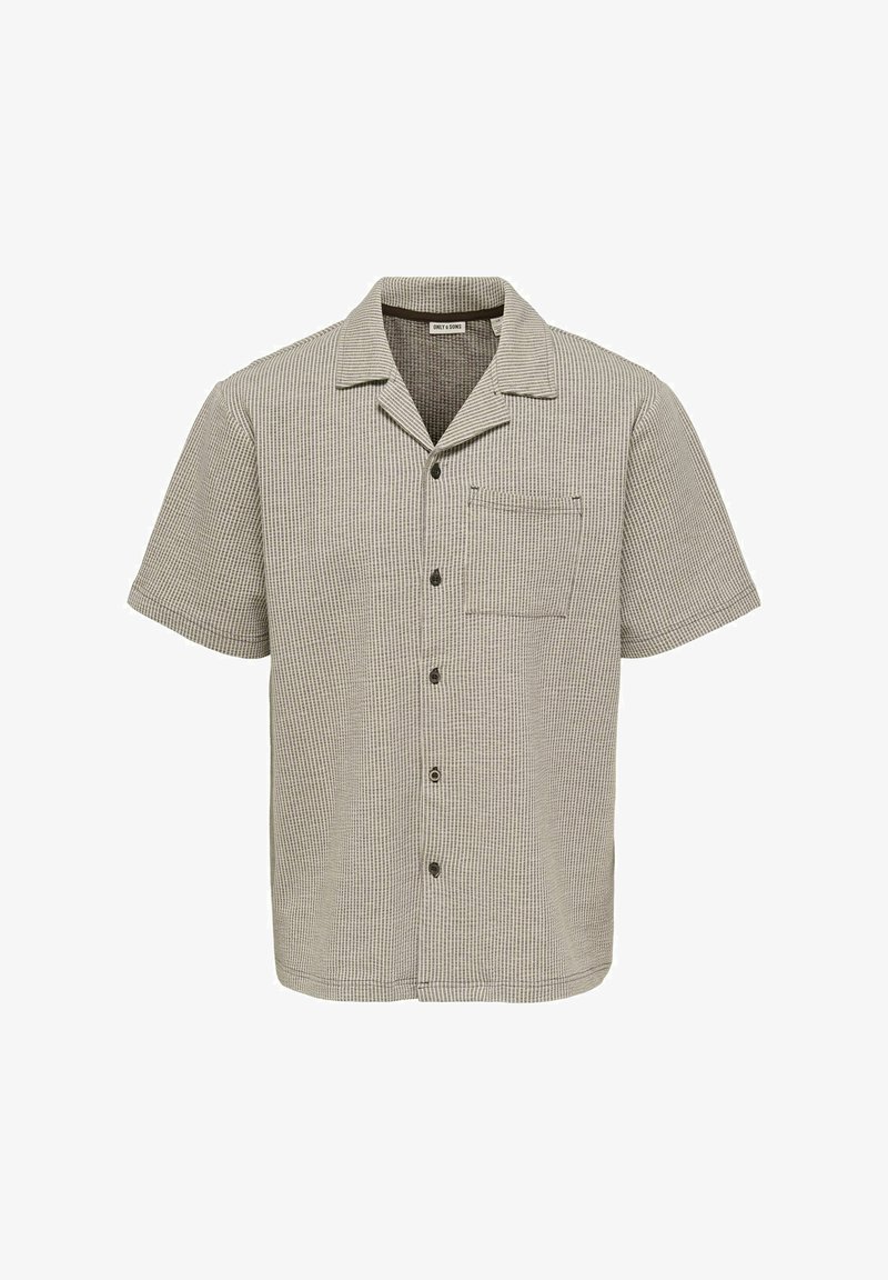 Chemise à manches courtes rayée beige et blanche avec col ouvert et poche poitrine, style décontracté.