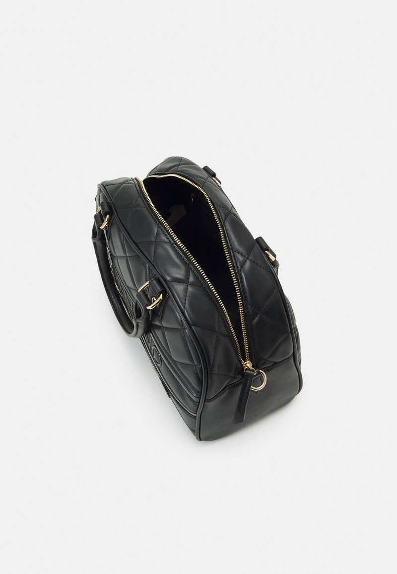 Schwarze gesteppte Handtasche aus Leder mit einem goldenen Reißverschluss und Griff. Die Öffnung offenbart ein geräumiges Innenleben.