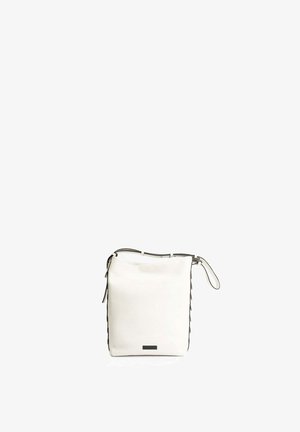 Witte faux leren emmerzak met zwarte zijaccenten, verstelbare band en gestructureerd oppervlak. Heeft een minimalistisch ontwerp en compacte vorm.