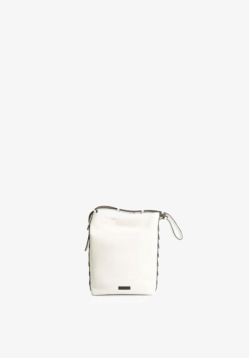 Witte faux leren emmerzak met zwarte zijaccenten, verstelbare band en gestructureerd oppervlak. Heeft een minimalistisch ontwerp en compacte vorm.