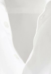 Chemise en coton blanc avec un col boutonné, fermeture à boutons visible et une texture lisse et nette. Design minimaliste sans motifs.