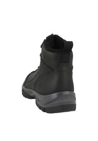 Černé kotníkové boty s hladkým syntetickým povrchem, měkkou podšívkou a texturovanou gumovou podrážkou. Na zadní straně je úchytka pro snadné nazouvání.