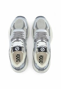 Baskets en maille grises avec des accents en cuir contrastants, forme arrondie et semelle en caoutchouc. Comprend des lacets blancs et un logo sur la languette.