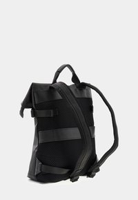 Schwarzer Rucksack mit einer Kombination aus festem Material und Mesh-Panels, verstellbaren Trägern und einem Roll-Top-Verschluss.