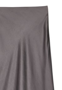 Tessuto in raso grigio con una texture liscia e lucida, che drappeggia dolcemente. Il tessuto presenta un colore uniforme senza motivi o accenti.