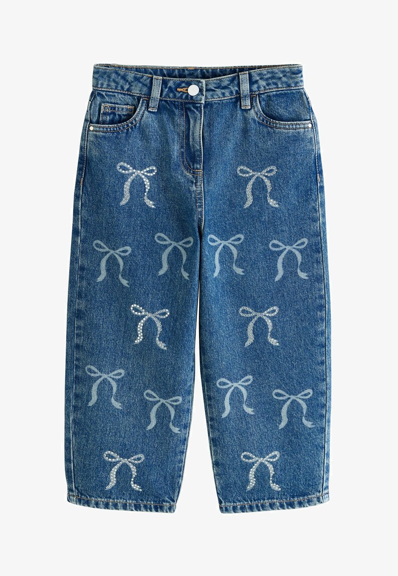 Siniset farkut rentoa leikkausta, joissa on erilaisia vaalean farkkukankaan ja hopeisten koristeiden solmukkamuotoja.