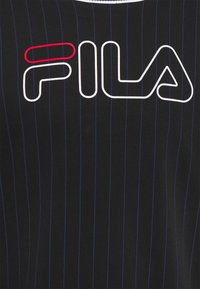 Černé tričko z látky s vertikálními modrými proužky. Vpředu velké bílé a červené logo FILA, kulatý výstřih.