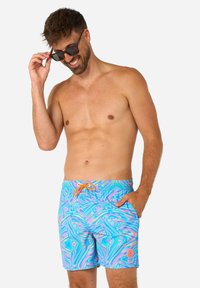 Šviesiai mėlynos maudymosi šortai su abstrakčiu sukasi raštu rožinės ir turkio spalvos. Yra elastingas juosmens diržas su oranžiniu raišteliu.