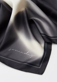 Sciarpa in satin nero e crema con un design a gradiente. Bordo decorativo con un'iscrizione manoscritta "un giorno" in bianco.