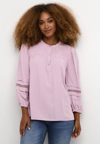 Blusa viola chiaro con motivo testurizzato, maniche a tre quarti, abbottonatura e dettagli in pizzo ai polsini.