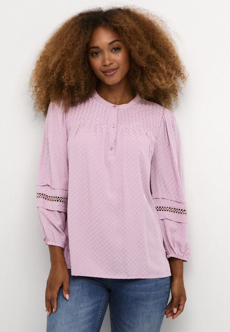 Blusa viola chiaro con motivo testurizzato, maniche a tre quarti, abbottonatura e dettagli in pizzo ai polsini.