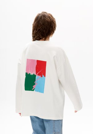 - Bluzka z długim rękawem