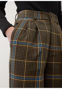Bruna rutiga byxor med gula och blå accenter, med veck, skräddarsydd passform och sidofickor. Tillverkade av texturerad tyg.