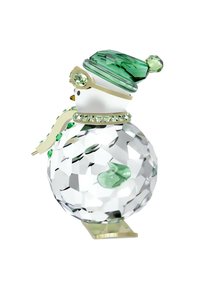 Figurka bałwanka ze szkła kryształowego z okrągłym, wielościennym korpusem, zielonymi akcentami, zielonym kapeluszem i elementami w złotym kolorze. Podstawa jest płaska dla stabilności.