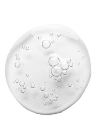 Klarer Gel mit glatter Oberfläche, versehen mit zahlreichen kleinen und mittelgroßen Luftblasen, präsentiert auf einem weißen Hintergrund.