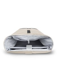 Sacoche pour ordinateur portable beige avec un dessus zippé, un intérieur gris et des poches de rangement. Présente un design plat et une sangle noire pour la fermeture.