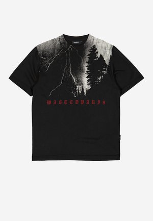 Schwarzes T-Shirt mit kurzen Ärmeln, mit Blitz- und Baum-Grafiken auf der oberen Vorderseite, darunter in roter gotischer Schrift "WASTEDPARIS" gedruckt.