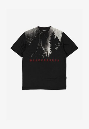 Μαύρο κοντομάνικο T-shirt με γραφικά αστραπής και δέντρου στο πάνω μέρος μπροστά, η επιγραφή "WASTEDPARIS" σε κόκκινη γοτθική γραμματοσειρά κάτω από το σχέδιο.