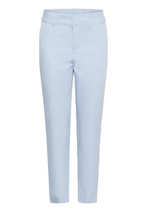 Pantalon bleu clair sur mesure avec passants pour ceinture, fermeture éclair à l'avant et coupe droite.