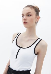 OXXO WITH ZIPPER   - Linne - white black
