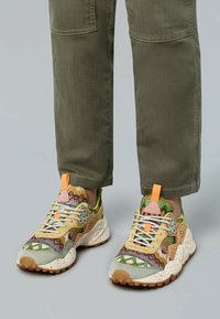 Sneakers multicolori con motivo, caratterizzati da un mix di tessuti, una base beige, suola macchiata e dettagli verde neon. Lacci e etichette solidi.