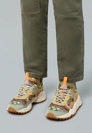 Multikleuren gepatineerde sneakers met een mix van textiel, een beige basis, gevlekte zool en neon groene accenten. Stevige veters en labels.