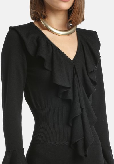 Czarny sweter z dzianiny z dekoltem w kształcie litery V i falbaniastymi akcentami z przodu, z prążkowanym detalem w talii i długimi rękawami.