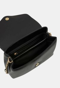 Borsa a tracolla nera in pelle con chiusura a bottone dorato, dettaglio in catena e numerosi scomparti interni per un'organizzazione ottimale.