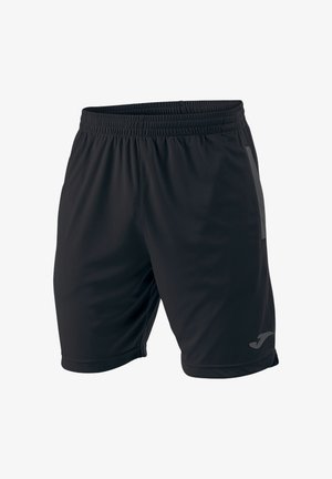 Zwarte sportshorts met elastische tailleband en zijzakken, met een klein logo vlak bij de onderzoom aan één been.