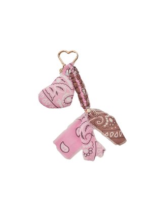 Portachiavi dorato a forma di cuore con strisce di tessuto paisley intrecciate rosa e marrone e ciondolo a cuore in tessuto rosa fantasia.