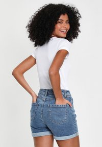 Threadbare CALAIS CLASSIC - Shorts vaqueros - mid wash