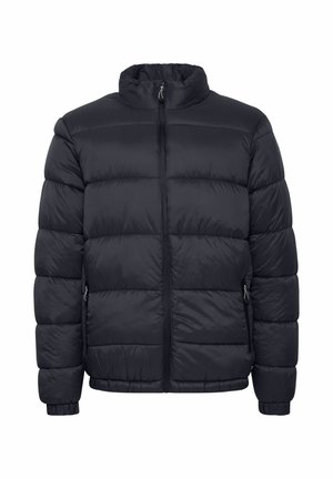 Melnas pūkains mētelis ar augstu apkakli, priekšpusi ar rāvējslēdzēju un divām sānu kabatām. Kvadrātveida raksts ar gludu, spīdīgu tekstūru.