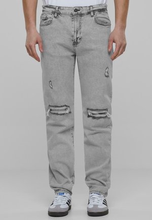 Grå ripped jeans med avslappet passform, som har slitte lapper, fem-lommers design og falmet tekstur. Maskinvaskbart denim-materiale.