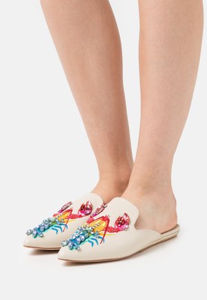 Chaussures slip-on beiges à bout pointu, ornées de broderies colorées et d'accents en gemmes rose, bleu, jaune et vert.