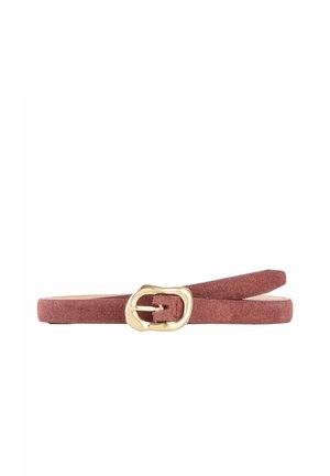 Ceinture fine en daim mauve avec une boucle dorée brillante arrondie, présentée enroulée sur un fond blanc.