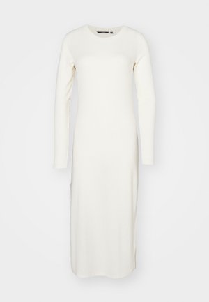 Hosszú ujjú, bordázott ruha törtfehér színben, kerek nyakkivágással és oldalsó hasítékokkal a mozgás szabadság�áért. Puha, strukturált anyagból készült.