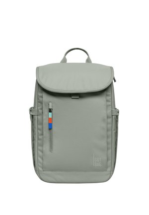 Sac à dos gris clair avec rabat supérieur, poche verticale frontale zippée avec tirettes colorées, poches latérales et logo "GOT BAG" en bas à droite.