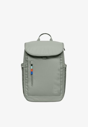 Zaino grigio chiaro con patta superiore, tasca frontale verticale con cursori colorati, tasche laterali e logo "GOT BAG" in basso a destra.
