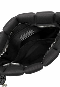 Interno della borsa nera con una fodera in tessuto liscio, scomparti con zip e un esterno imbottito per la protezione. Presenta un'etichetta con il marchio.