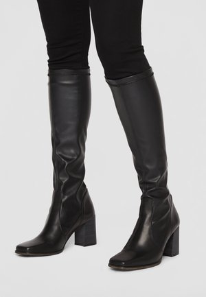 Bottes noires en cuir jusqu'au genou avec un talon carré, présentant un design élégant, une texture lisse et un bout carré.