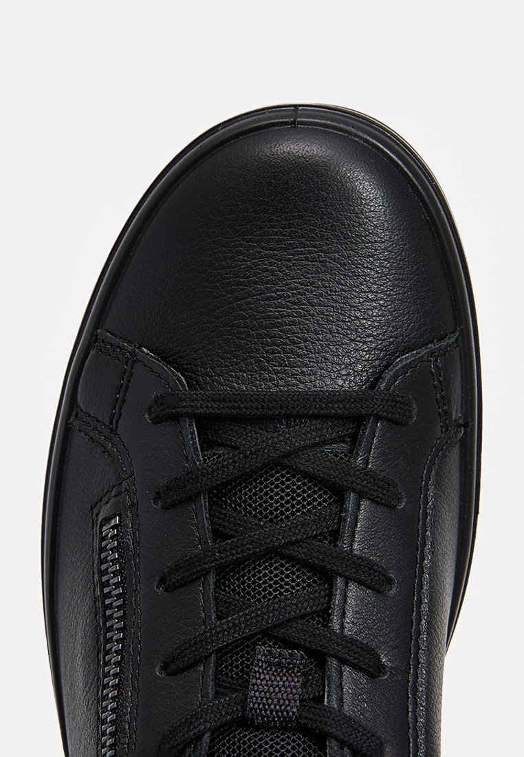 Schwarze Ledersneaker mit schwarzen Schnürsenkeln, einem Mesh-Zungenbereich und einem Reißverschlussdetail entlang der Seite des Schuhoberteils.