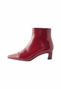 Rote Lackleder-Ankle-Boots mit spitzem Zeh und kleinem, quadratischem Absatz. Glatte Textur mit glänzendem Finish und minimalen Nahtdetails.