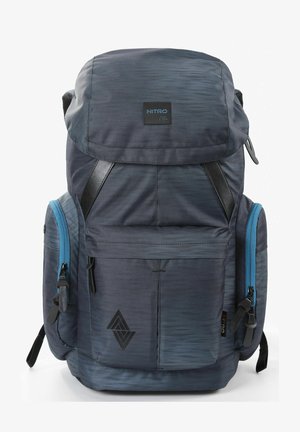 Rucksack aus dunkelgrauem Stoff mit blauen Reißverschlüssen und schwarzen Akzenten. Verfügt über ein Hauptfach, eine Vordertasche und verstellbare Träger.