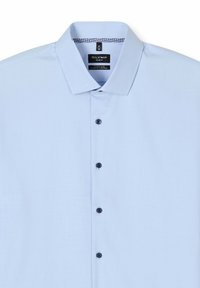 Hellblaues Herrenhemd mit Kentkragen und fünf sichtbaren dunklen Knöpfen vorne, mit dem Etikett "Olymp Super Slim Climate Control."