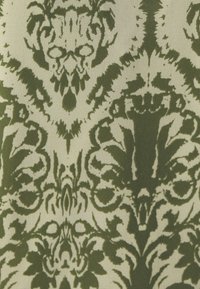 Tessuto damascato verde con intricati motivi floreali e astratti su sfondo beige. Superficie texturizzata con una finitura liscia.