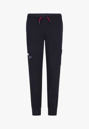 Pantaloni de trening negri din material moale, cu talie reglabilă prin șnur, buzunare laterale și un accent grafic subtil pe piciorul stâng.