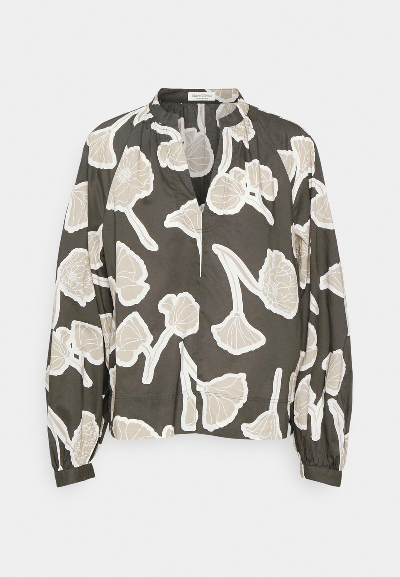 Blouse à manches longues vert foncé avec de grands imprimés floraux beige et blanc, encolure froncée et petite ouverture en V.