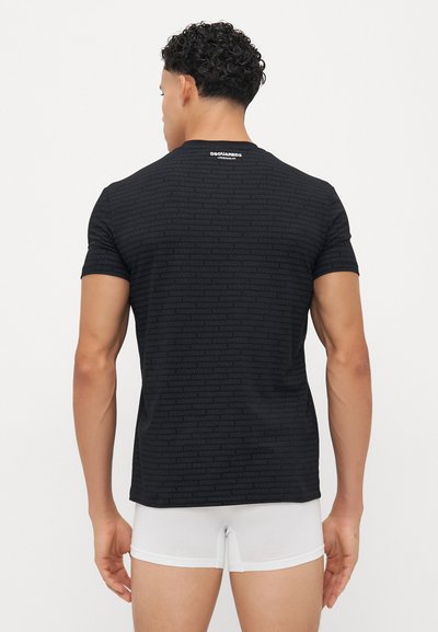 T-shirt noir à manches courtes avec un motif de logo répété subtil, fabriqué en tissu doux, avec une coupe ajustée et un col rond.